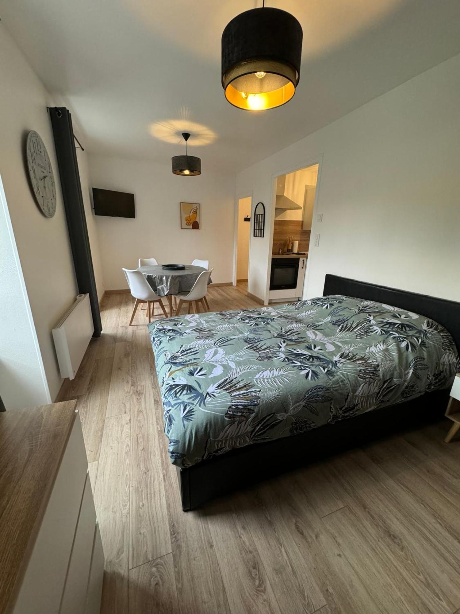 2eme Etage - Centre-ville - Local Velos Disponible *